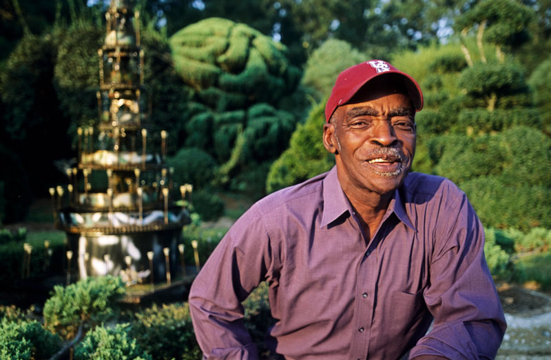 Pearl-Fryar-in-his-Topiary-Garden,-Bishopville,-SC-a